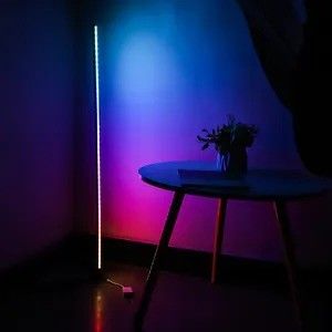 Aplicación Wifi Atmosphere personalizada y lámpara de suelo LED de control remoto para dormitorio de hogar inteligente
