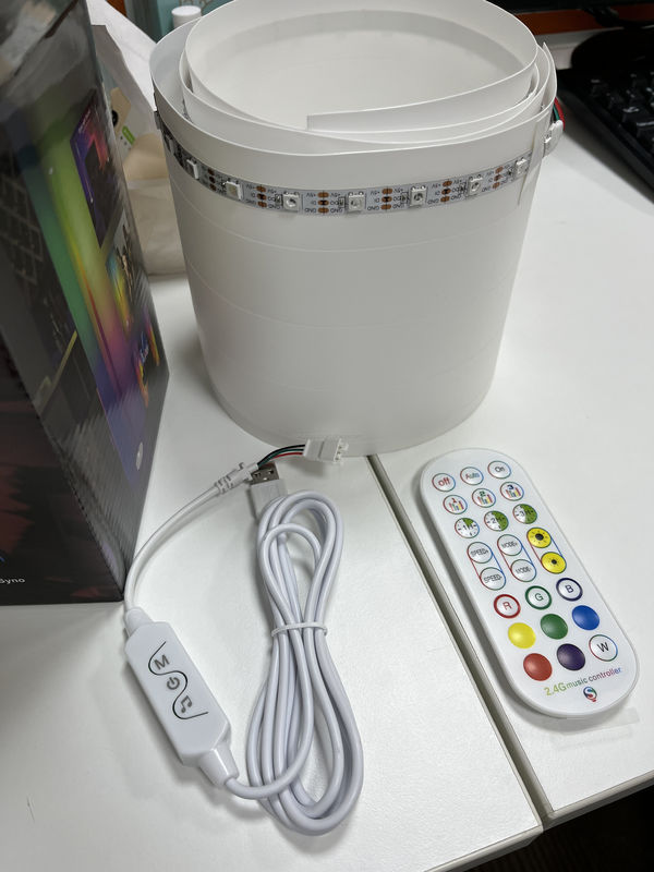 WiFi App Controlled Corner Floor Light con LED de arco iris y ritmo de sonido atenuable